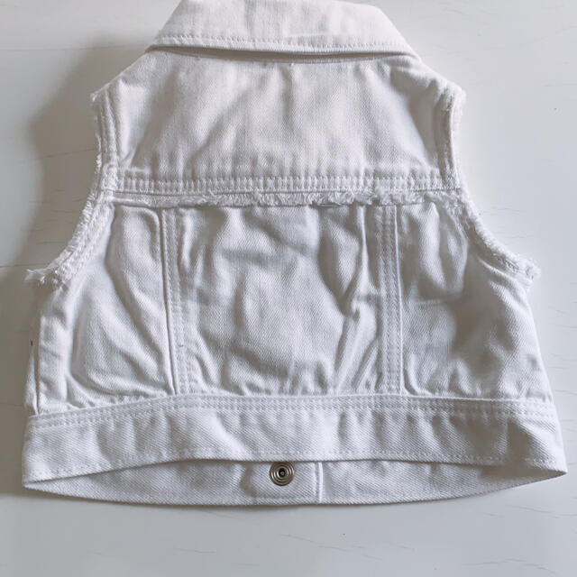 babyGAP(ベビーギャップ)のbaby GAP  ホワイトデニムジャケット　Gジャン キッズ/ベビー/マタニティのベビー服(~85cm)(タンクトップ/キャミソール)の商品写真