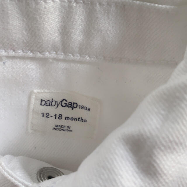 babyGAP(ベビーギャップ)のbaby GAP  ホワイトデニムジャケット　Gジャン キッズ/ベビー/マタニティのベビー服(~85cm)(タンクトップ/キャミソール)の商品写真