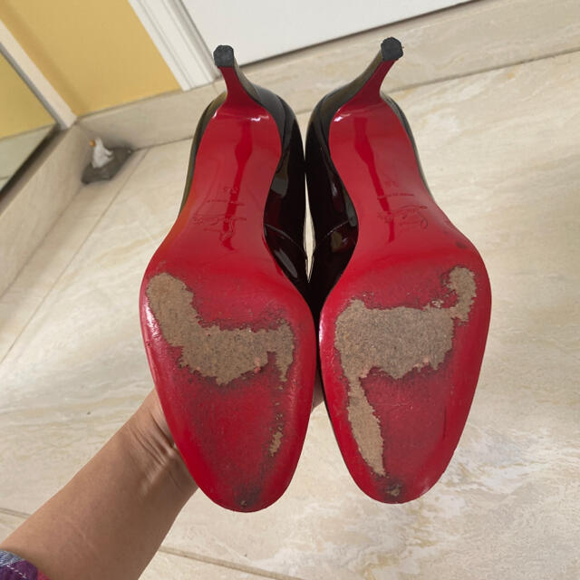 Christian Louboutin(クリスチャンルブタン)のクリスチャンルブタン　パンプス　エナメル　黒　36 レディースの靴/シューズ(ハイヒール/パンプス)の商品写真