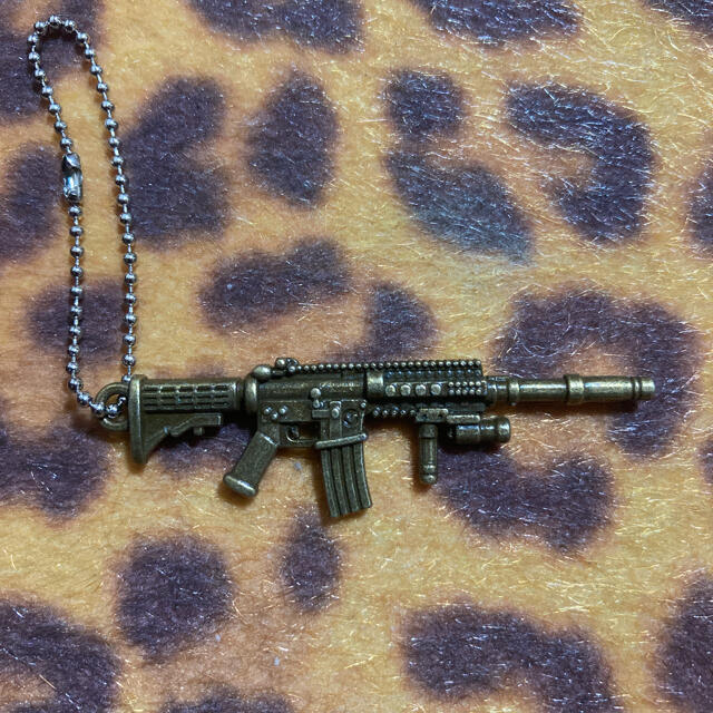 ミニ マシンガン 機関銃キーホルダー メンズのファッション小物(キーホルダー)の商品写真
