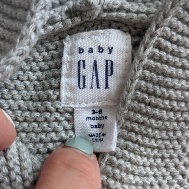 babyGAP(ベビーギャップ)のGAPBaby　グレーのニットカーディガン キッズ/ベビー/マタニティのベビー服(~85cm)(カーディガン/ボレロ)の商品写真