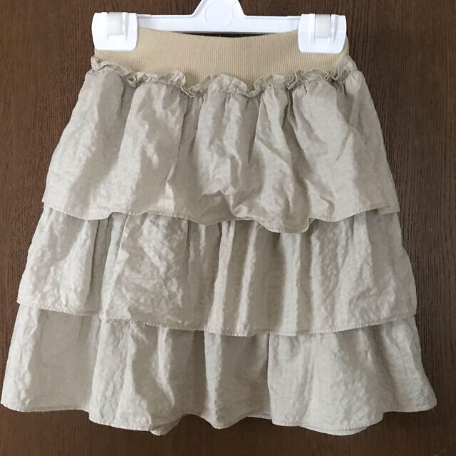 COMME CA ISM(コムサイズム)のベージュティアードスカート　120 キッズ/ベビー/マタニティのキッズ服女の子用(90cm~)(スカート)の商品写真