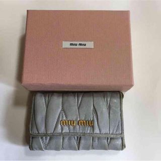 ミュウミュウ(miumiu)のmiumiuキーケース 正規品 グレー(キーケース)