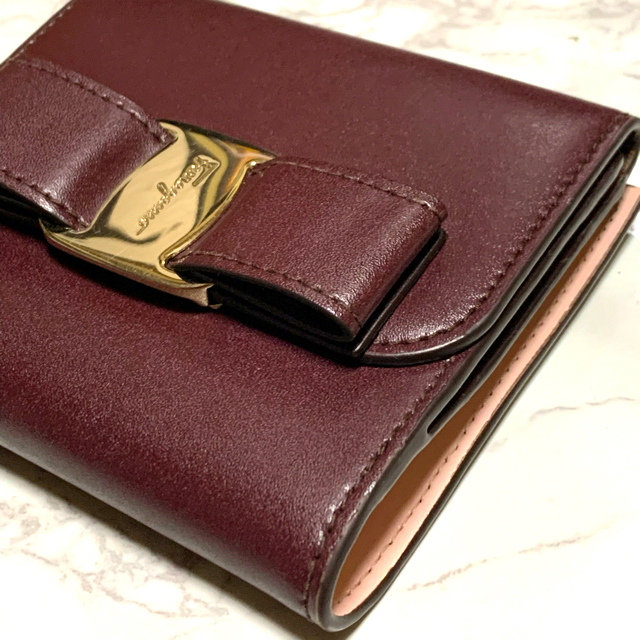 Salvatore Ferragamo(サルヴァトーレフェラガモ)のサルヴァトーレフェラガモ　ヴァラリボン　折り畳みレザー財布 レディースのファッション小物(財布)の商品写真