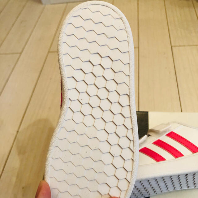 adidas(アディダス)のadidasスニーカー　新品16センチ キッズ/ベビー/マタニティのキッズ靴/シューズ(15cm~)(スニーカー)の商品写真