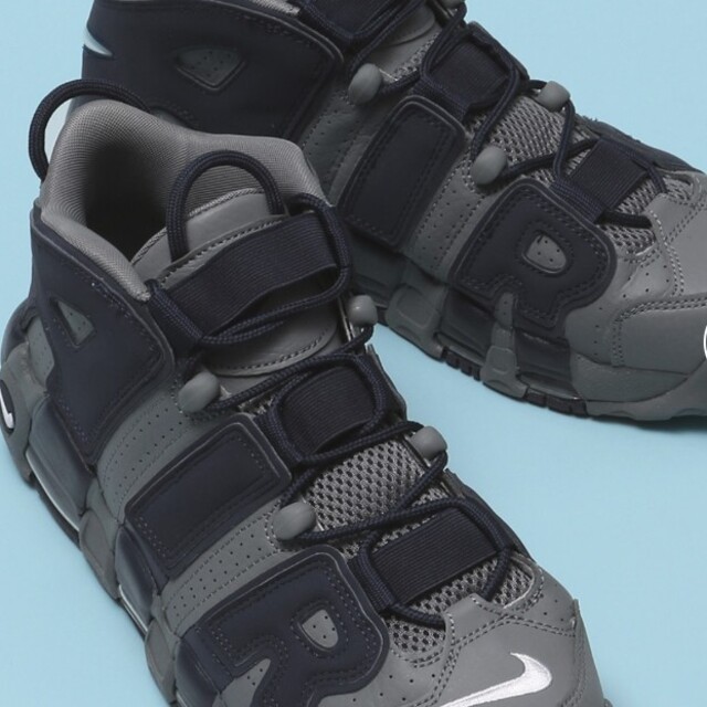 NIKE(ナイキ)のNIKE AIR MORE UPTEMPO GS GREY NAVY モアテン メンズの靴/シューズ(スニーカー)の商品写真