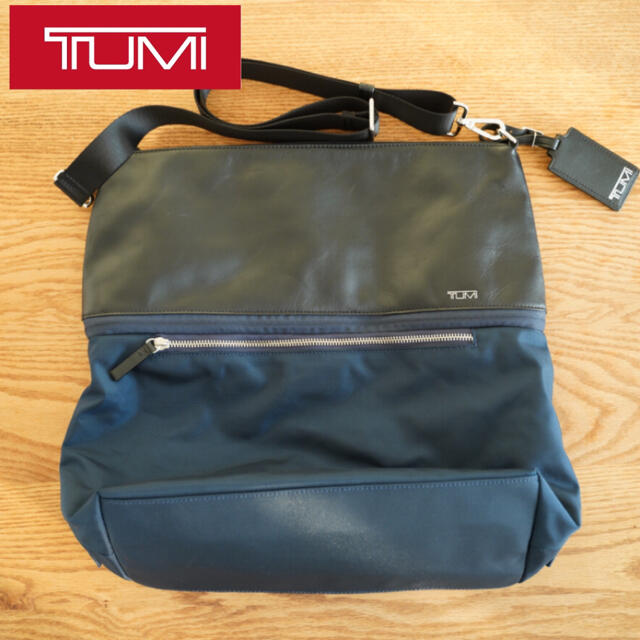 TUMI(トゥミ)のTUMI トゥミ　ショルダーバッグ　ブラック×ネイビー　ナイロン×レザー　メンズ メンズのバッグ(ショルダーバッグ)の商品写真