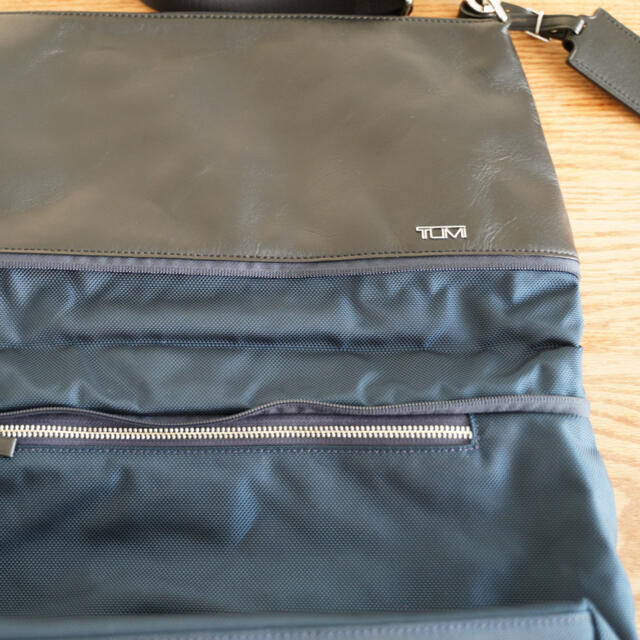 TUMI(トゥミ)のTUMI トゥミ　ショルダーバッグ　ブラック×ネイビー　ナイロン×レザー　メンズ メンズのバッグ(ショルダーバッグ)の商品写真