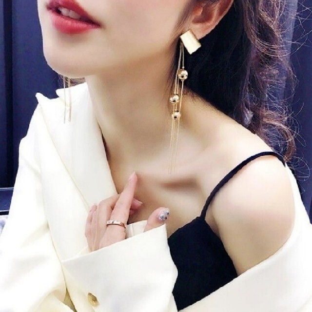 ZARA(ザラ)の◆インポートピアス◆大人気SALE◆スクエアプレート×メタルボールタッセルピアス レディースのアクセサリー(ピアス)の商品写真