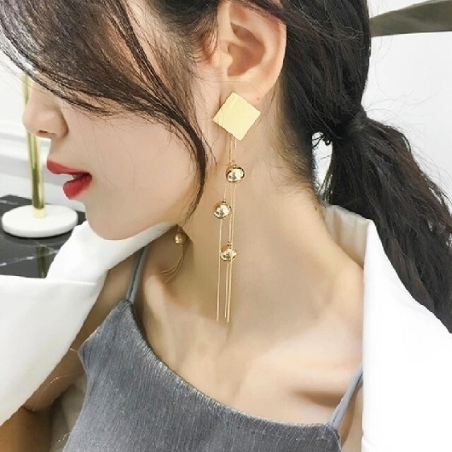 ZARA(ザラ)の◆インポートピアス◆大人気SALE◆スクエアプレート×メタルボールタッセルピアス レディースのアクセサリー(ピアス)の商品写真