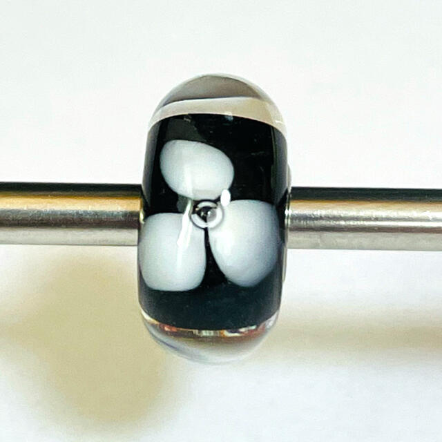 trollbeads トロールビーズ ホワイトフラワーの通販 by store|ラクマ トロールビーズ マウンテンフラワー2個セット