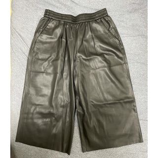 ザラ(ZARA)のzara フェイクレザー　ガウチョ(カジュアルパンツ)