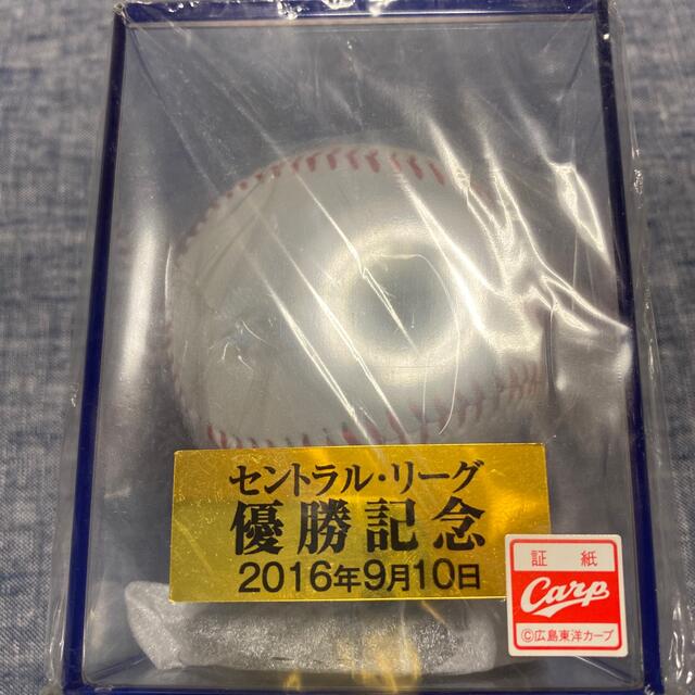 広島東洋カープ(ヒロシマトウヨウカープ)の広島カープ　2016年優勝記念ボール スポーツ/アウトドアの野球(記念品/関連グッズ)の商品写真