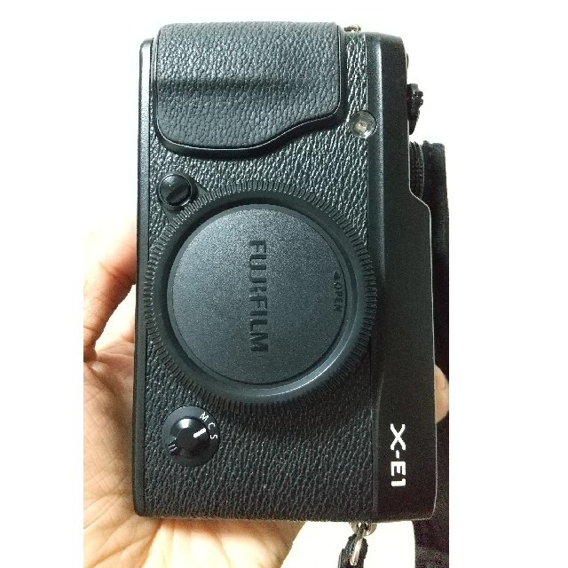 最後値段　美品大人気FUJI FILM X−E1 本体 スマホ/家電/カメラのカメラ(ミラーレス一眼)の商品写真