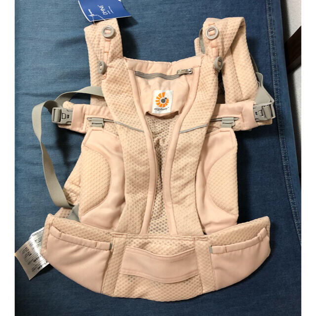 Ergobaby(エルゴベビー)の【新品】エルゴベビー　オムニブリーズ　ピンククォーツ キッズ/ベビー/マタニティの外出/移動用品(抱っこひも/おんぶひも)の商品写真