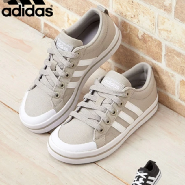 adidas(アディダス)のadidas 靴 キッズ/ベビー/マタニティのキッズ靴/シューズ(15cm~)(スニーカー)の商品写真