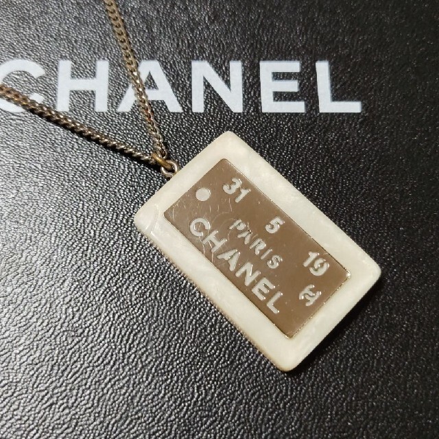 CHANEL　ネックレス　ヴィンテージ　プレート　ロゴ　シェルのサムネイル