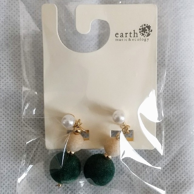 earth music & ecology(アースミュージックアンドエコロジー)の【新品未開封】earth music&ecology フロッキーイヤリング レディースのアクセサリー(イヤリング)の商品写真