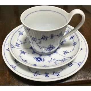 ロイヤルコペンハーゲン(ROYAL COPENHAGEN)のブルーフルーテッド　ハイハンドル カップ＆ソーサー＋φ19cmプレート(食器)