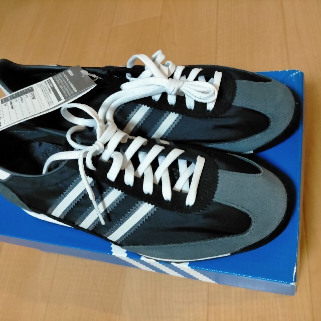 adidas スニーカー