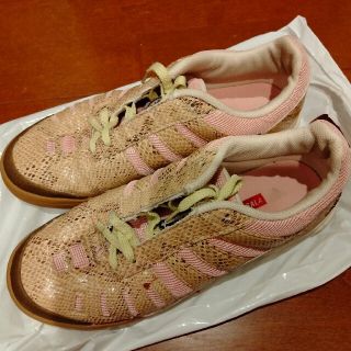 アディダス(adidas)のアディダス　スニーカー　柄　茶×ピンク　ライムグリーン紐(スニーカー)