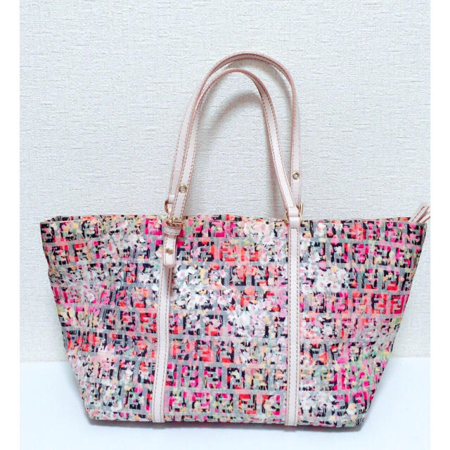 FENDI - 【送料無料】FENDI(フェンディ)ハンドバッグ 花柄の通販 by funitan2's shop|フェンディならラクマ FENDI - 【送料無料】FENDI(フェンディ)ハンドバッグ 花柄の通販 by funitan2's shop|フェンディならラクマ