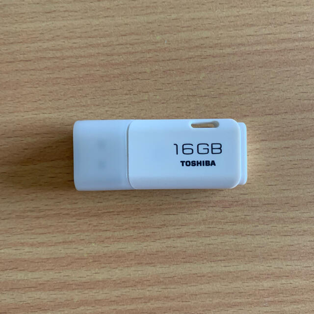 東芝(トウシバ)のTOSHIBA USBメモリ 16GB USB2.0 キャップ式 ホワイト スマホ/家電/カメラのPC/タブレット(PC周辺機器)の商品写真