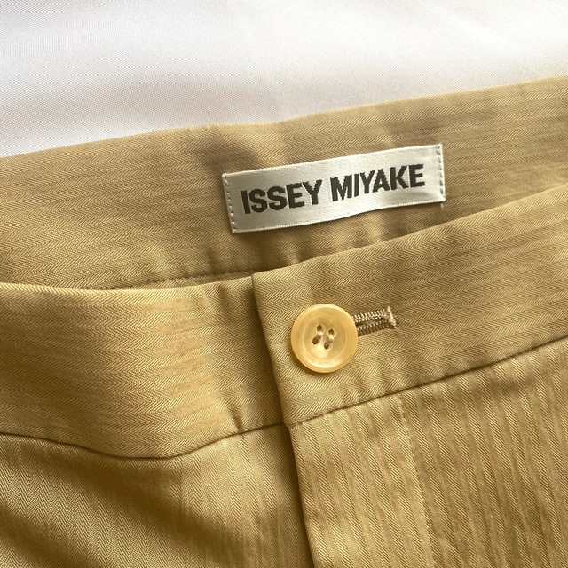 ISSEY MIYAKE(イッセイミヤケ)のISSEYMIYAKE イッセイミヤケ パンツ ストレート プリーツプリーズ レディースのパンツ(カジュアルパンツ)の商品写真