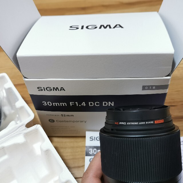 SIGMA(シグマ)の【美品】SIGMA (シグマ)  30mm F1.4 DC DN(ソニーE用) スマホ/家電/カメラのカメラ(レンズ(単焦点))の商品写真