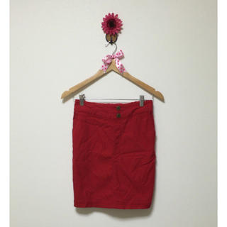 ナイスクラップ(NICE CLAUP)のNICE  CLAUPの赤のタイトスカート(ひざ丈スカート)