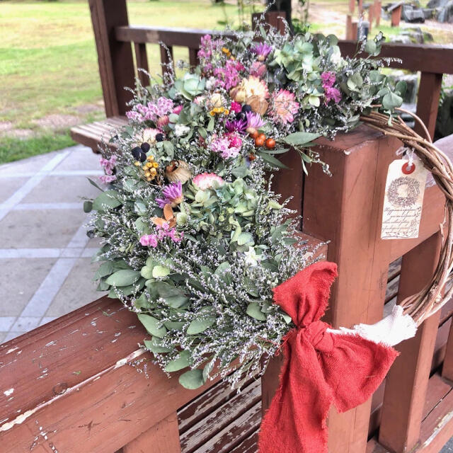 ブルーファンタジアとユーカリと花々のリース ハンドメイドのフラワー/ガーデン(リース)の商品写真