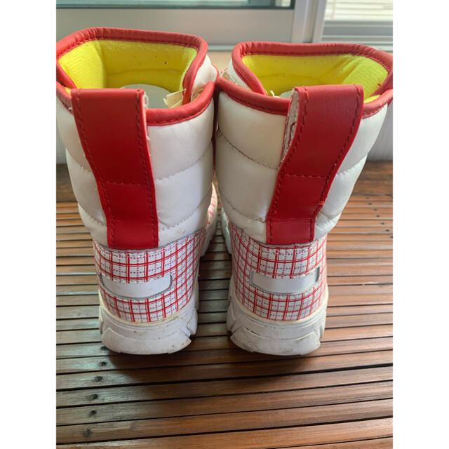 キッズ用スノーブーツ赤白可愛い18㌢ キッズ/ベビー/マタニティのキッズ靴/シューズ(15cm~)(長靴/レインシューズ)の商品写真