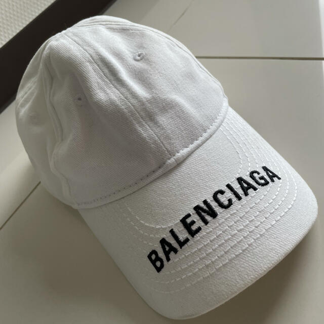 Balenciaga(バレンシアガ)のBALENCIAGA 白　キャップ レディースの帽子(キャップ)の商品写真