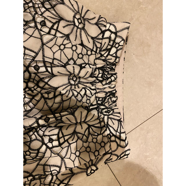 リラアンドチュール　バテンレース刺繍タイトスカート