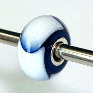 trollbeads トロールビーズ ブルーホワイトアルマジロ(チャーム)