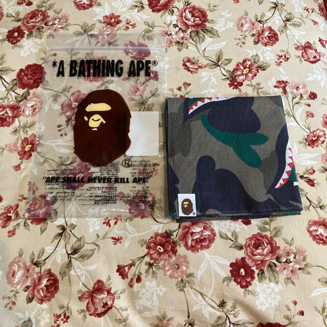 A BATHING APE(アベイシングエイプ)の新品　A BATHING APE ハンカチ メンズのファッション小物(ハンカチ/ポケットチーフ)の商品写真