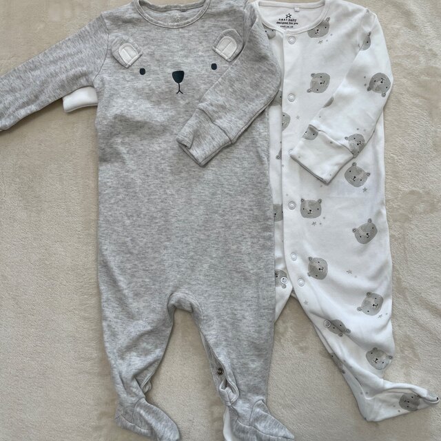 NEXT(ネクスト)のnext baby ネクストベビー モノトーン クマ スリープウェア2枚セット キッズ/ベビー/マタニティのベビー服(~85cm)(ロンパース)の商品写真