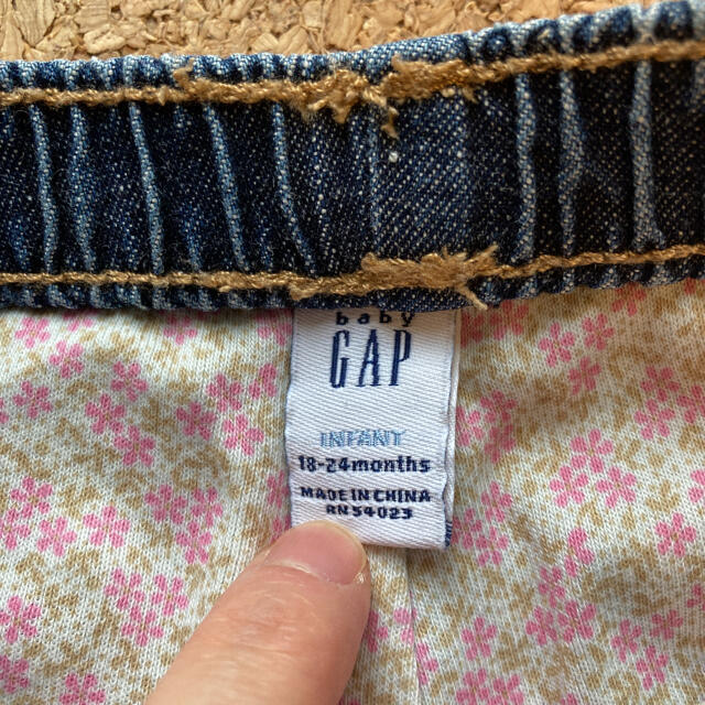 GAP(ギャップ)のGAP デニムパンツ 18〜24M キッズ/ベビー/マタニティのベビー服(~85cm)(パンツ)の商品写真