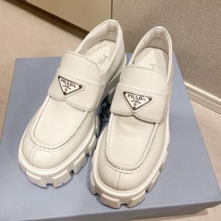 PRADA 厚底ローファー