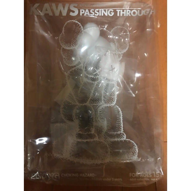 MEDICOM TOY(メディコムトイ)のKAWS PASSING THROUGH GREY 灰 フィギュア カウズ 新品 エンタメ/ホビーのおもちゃ/ぬいぐるみ(キャラクターグッズ)の商品写真