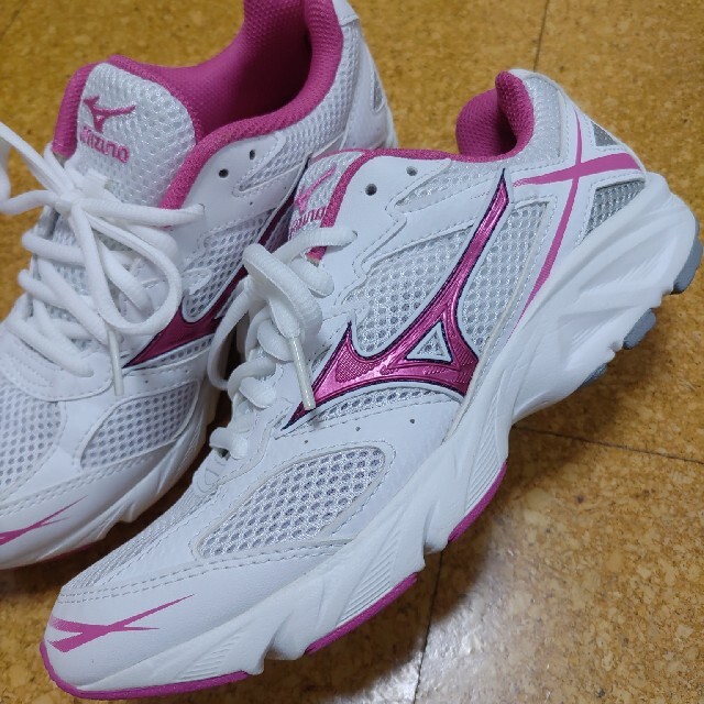 MIZUNO(ミズノ)のミズノ☆レディース　スニーカー・22.5㎝☆中古キレイめ レディースの靴/シューズ(スニーカー)の商品写真