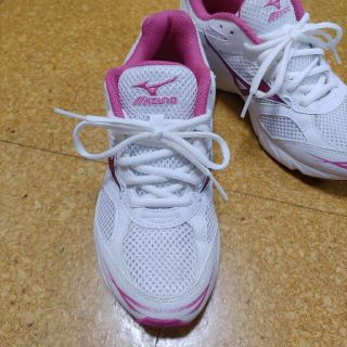 ミズノ(MIZUNO)のミズノ☆レディース　スニーカー・22.5㎝☆中古キレイめ(スニーカー)