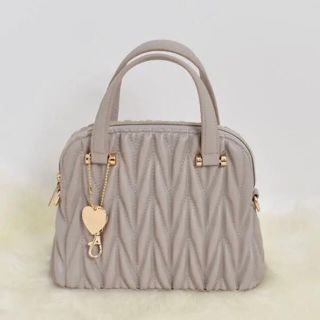 マジェスティックレゴン(MAJESTIC LEGON)のマジェスティックレゴン　上品　ハンドバッグ　グレイッシュベージュ　miumiu風(ハンドバッグ)