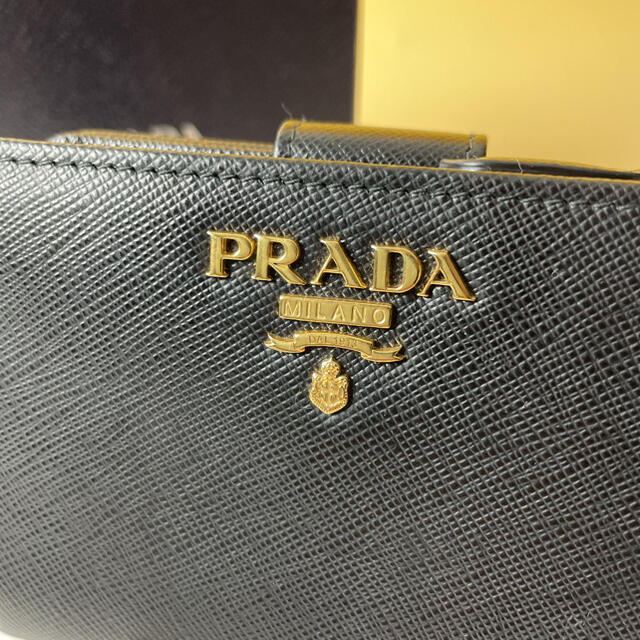 PRADA 極美品 黒 二つ折り財布 サフィアーノ マルティック メタル