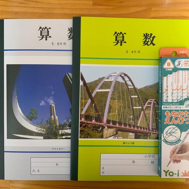 トンボ鉛筆(トンボエンピツ)の算数ノート２冊、もちかたえんぴつＢ12本 インテリア/住まい/日用品の文房具(ノート/メモ帳/ふせん)の商品写真