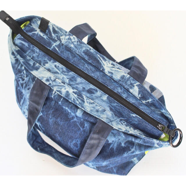 DIESEL(ディーゼル)の 《ディーゼル》新品 キーリング付 ビッグロゴ バティックデニムトートバッグ メンズのバッグ(トートバッグ)の商品写真