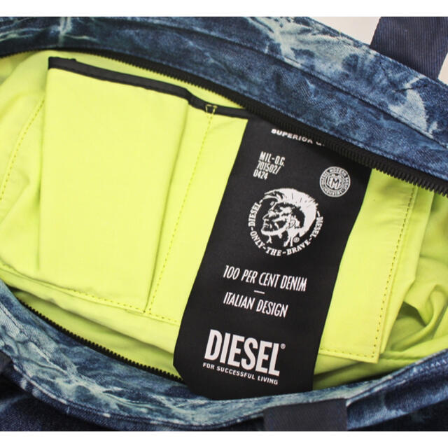 DIESEL(ディーゼル)の 《ディーゼル》新品 キーリング付 ビッグロゴ バティックデニムトートバッグ メンズのバッグ(トートバッグ)の商品写真