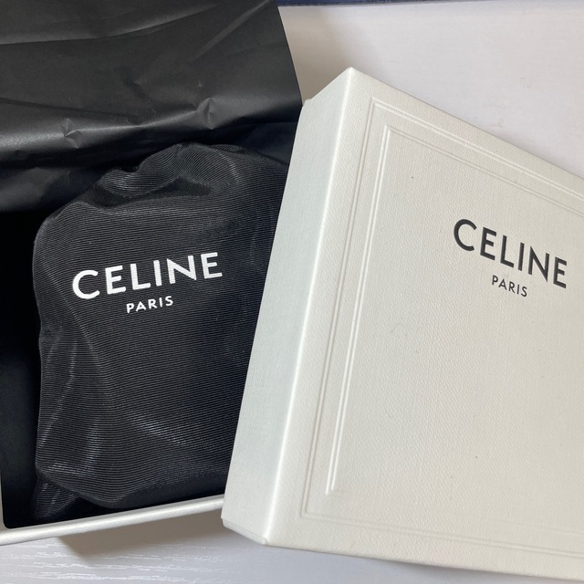 celine(セリーヌ)の【保証書付】AirPodsケース CELINE  新品未使用 レディースのファッション小物(その他)の商品写真