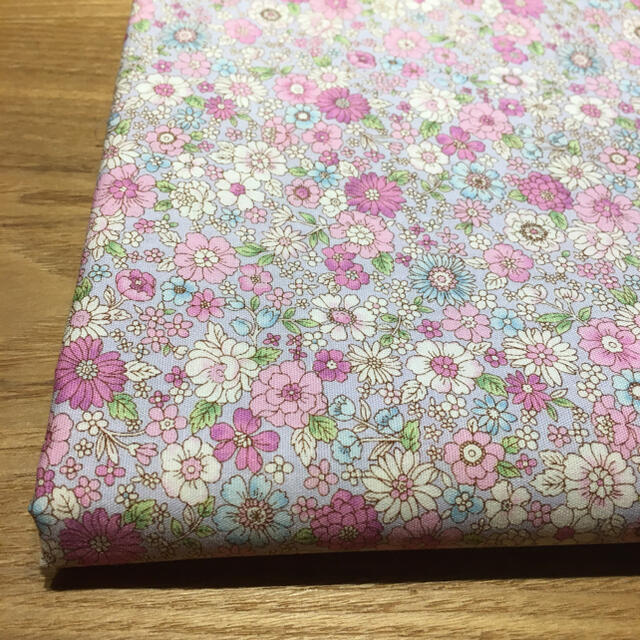 生地　ブロード　花柄　小さなお花畑　50cm フラワー　ピンク ハンドメイドの素材/材料(生地/糸)の商品写真