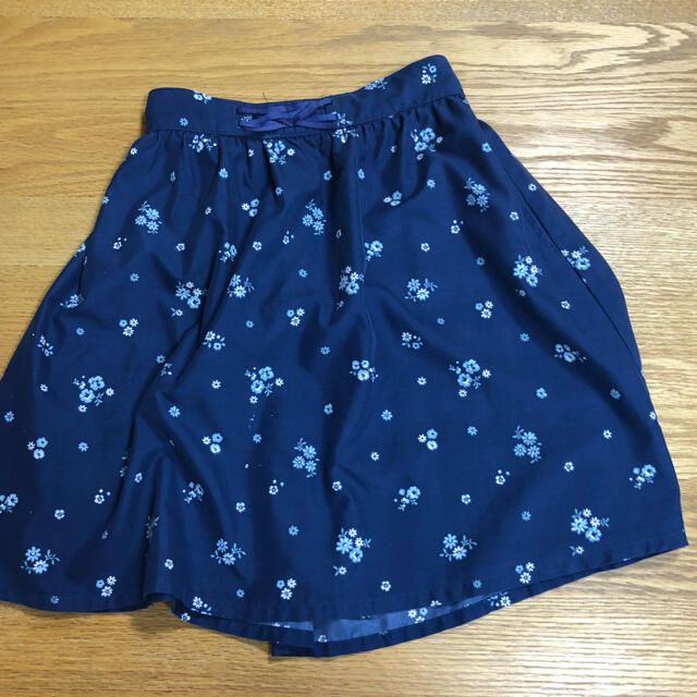 motherways(マザウェイズ)のmotherways 140女児 スカート 紺 小花柄 キッズ/ベビー/マタニティのキッズ服女の子用(90cm~)(スカート)の商品写真